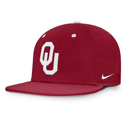 Casquette ajustée Nike Crimson Oklahoma Sooners On-Field Dugout True Performance pour homme