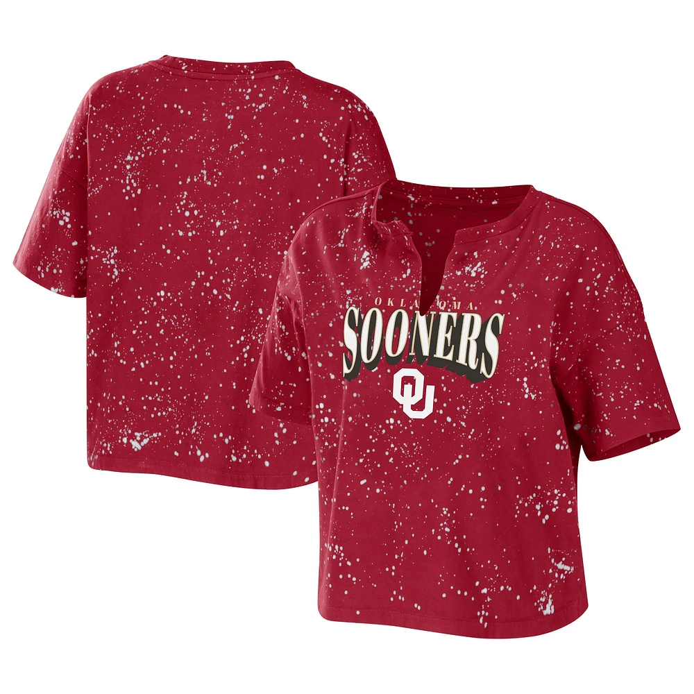 Women's WEAR by Erin Andrews Crimson Oklahoma Sooners - T-shirt court à encolure crantée avec lavage l'eau de javel