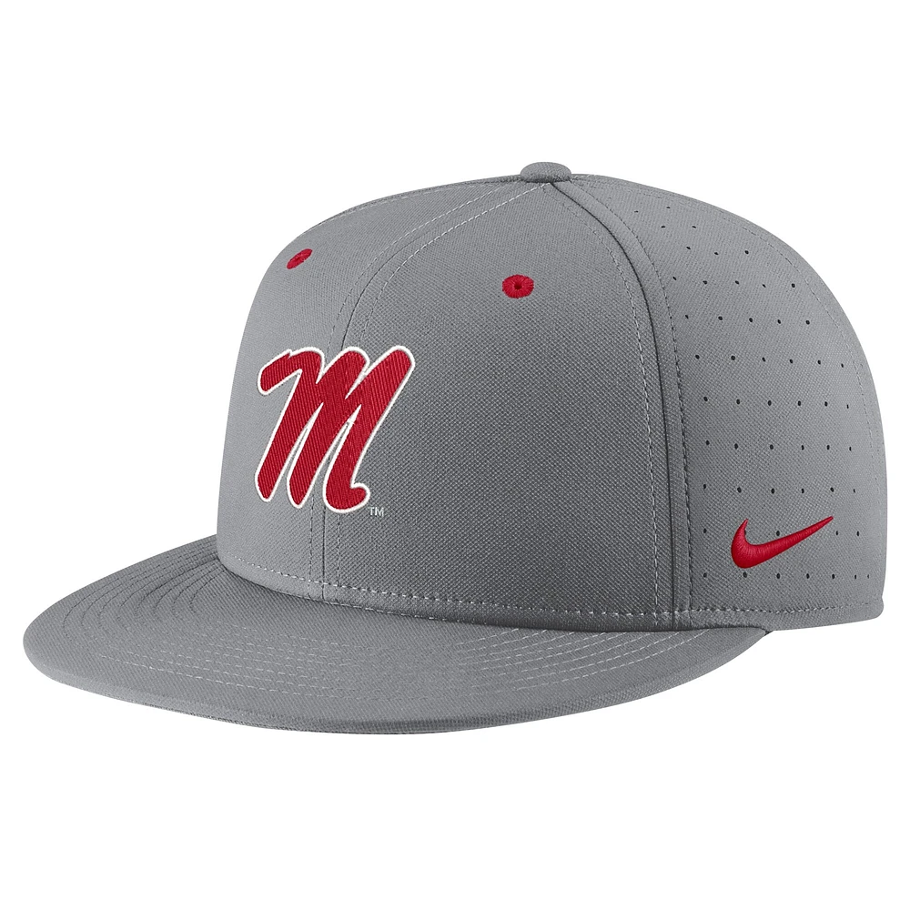 Casquette ajustée Nike Ole Miss Rebels USA Side Patch True AeroBill Performance pour homme, grise