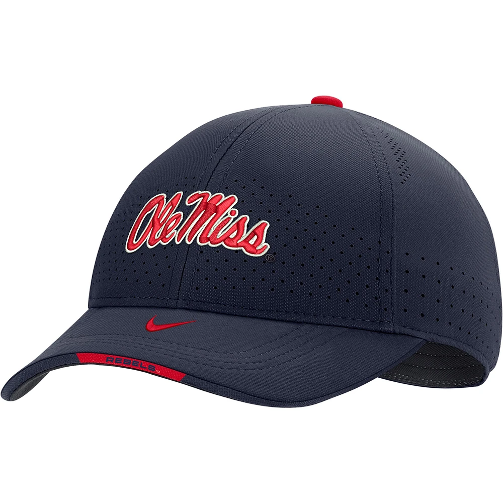 Casquette Nike Ole Miss Rebels 2022 Sideline Classic99 Swoosh Performance Flex pour homme, bleu marine