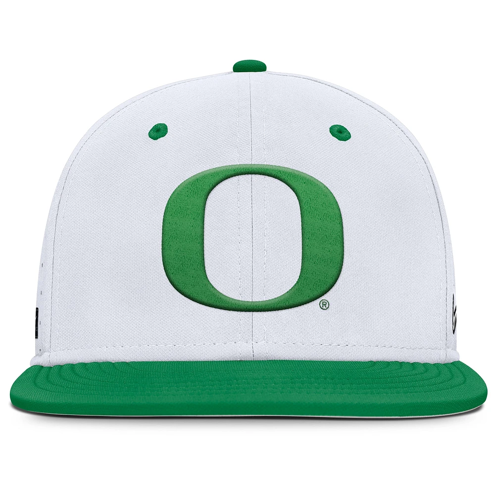 Casquette ajustée Nike True Performance On-Field Dugout des Oregon Ducks pour homme, blanche