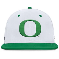 Casquette ajustée Nike True Performance On-Field Dugout des Oregon Ducks pour homme, blanche