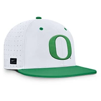 Casquette ajustée Nike True Performance On-Field Dugout des Oregon Ducks pour homme, blanche