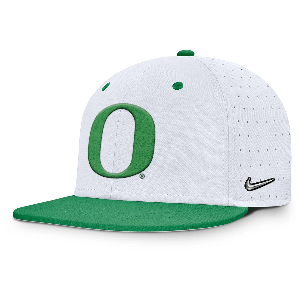 Casquette ajustée Nike True Performance On-Field Dugout des Oregon Ducks pour homme, blanche