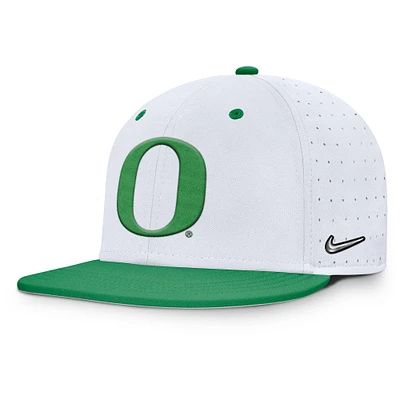 Casquette ajustée Nike True Performance On-Field Dugout des Oregon Ducks pour homme, blanche