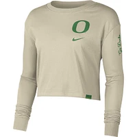 Haut court à manches longues Nike Cream Oregon Ducks Varsity Letter pour femme