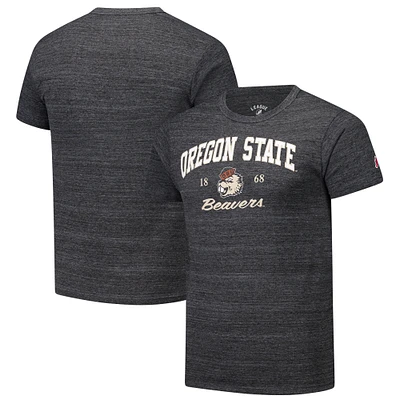 T-shirt à trois bandes Victory Falls Arch Script des Beavers de l'Oregon State pour hommes, couleur anthracite, la ligue universitaire