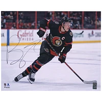 Photographie de patinage autographiée de 16'' x 20'' de Brady Tkachuk, maillot noir des Sénateurs d'Ottawa