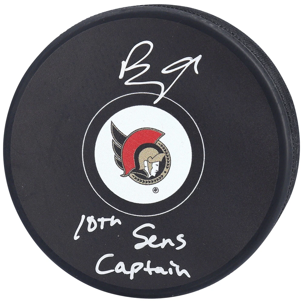 Rondelle de hockey autographiée par Brady Tkachuk des Sénateurs d'Ottawa avec l'inscription « Capitaine des 10e Sens »