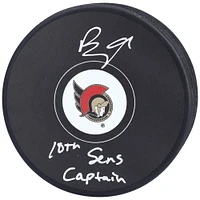 Rondelle de hockey autographiée par Brady Tkachuk des Sénateurs d'Ottawa avec l'inscription « Capitaine des 10e Sens »