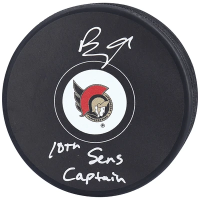 Rondelle de hockey autographiée par Brady Tkachuk des Sénateurs d'Ottawa avec l'inscription « Capitaine des 10e Sens »