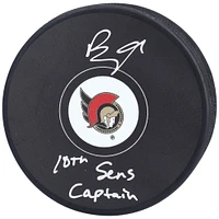 Rondelle de hockey autographiée par Brady Tkachuk des Sénateurs d'Ottawa avec l'inscription « Capitaine des 10e Sens »