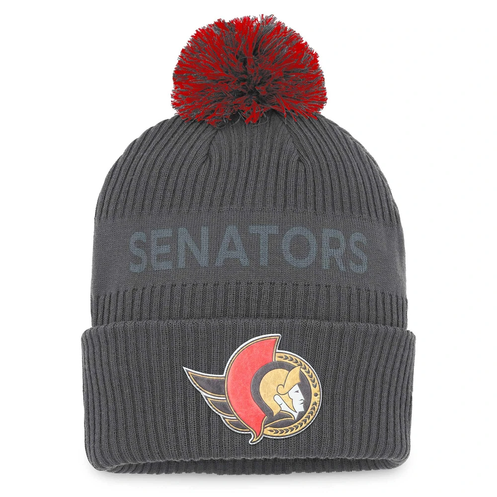 Bonnet en tricot à revers de glace authentique Pro Home Fanatics Charcoal Ottawa Senators pour hommes avec pompon