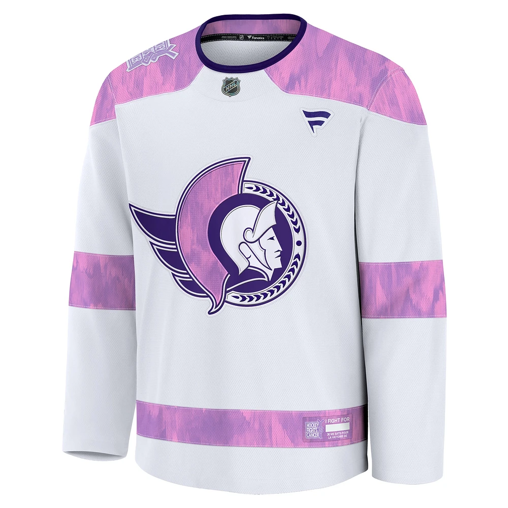 Maillot d'entraînement blanc pour hommes des Sénateurs d'Ottawa 2024 Hockey Fights Cancer Fanatics