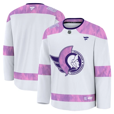 Maillot d'entraînement blanc pour hommes des Sénateurs d'Ottawa 2024 Hockey Fights Cancer Fanatics