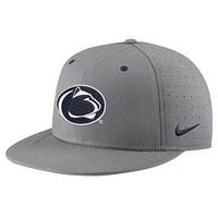 Casquette ajustée Nike Penn State Nittany Lions USA Side Patch True AeroBill Performance pour hommes, grise