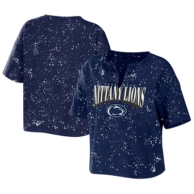 Women's WEAR by Erin Andrews Navy Penn State Nittany Lions Bleach Wash Splatter T-shirt court à col cranté