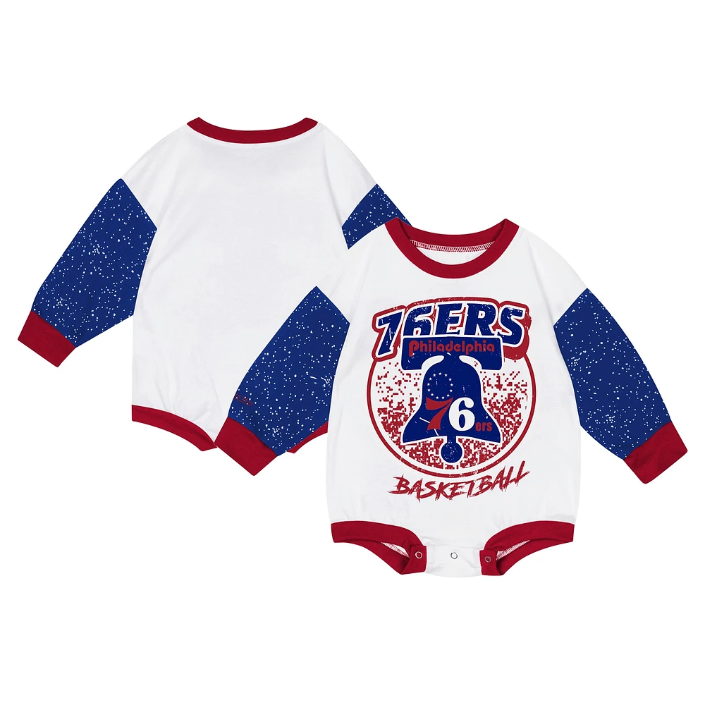 Body à manches longues oversize blanc pour bébé Mitchell & Ness Philadelphia 76ers Hardwood Classics Posterboard