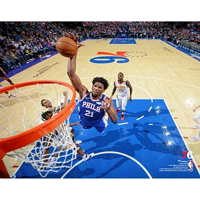 Photographie non signée de Joel Embiid, dunk des Philadelphia 76ers contre les Atlanta Hawks