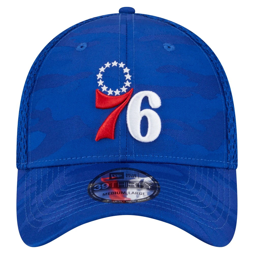 Casquette New Era Royal Philadelphia 76ers Subtle Camo 39THIRTY Flex pour homme