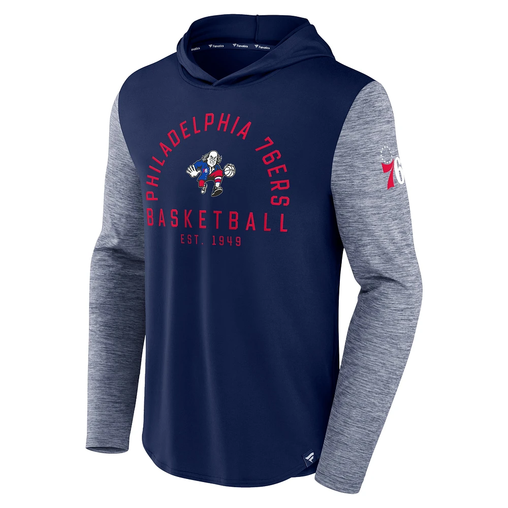 Fanatics Navy/Heathered Navy Philadelphia 76ers Deep Rotation Performance pour hommes - Chandail à capuchon