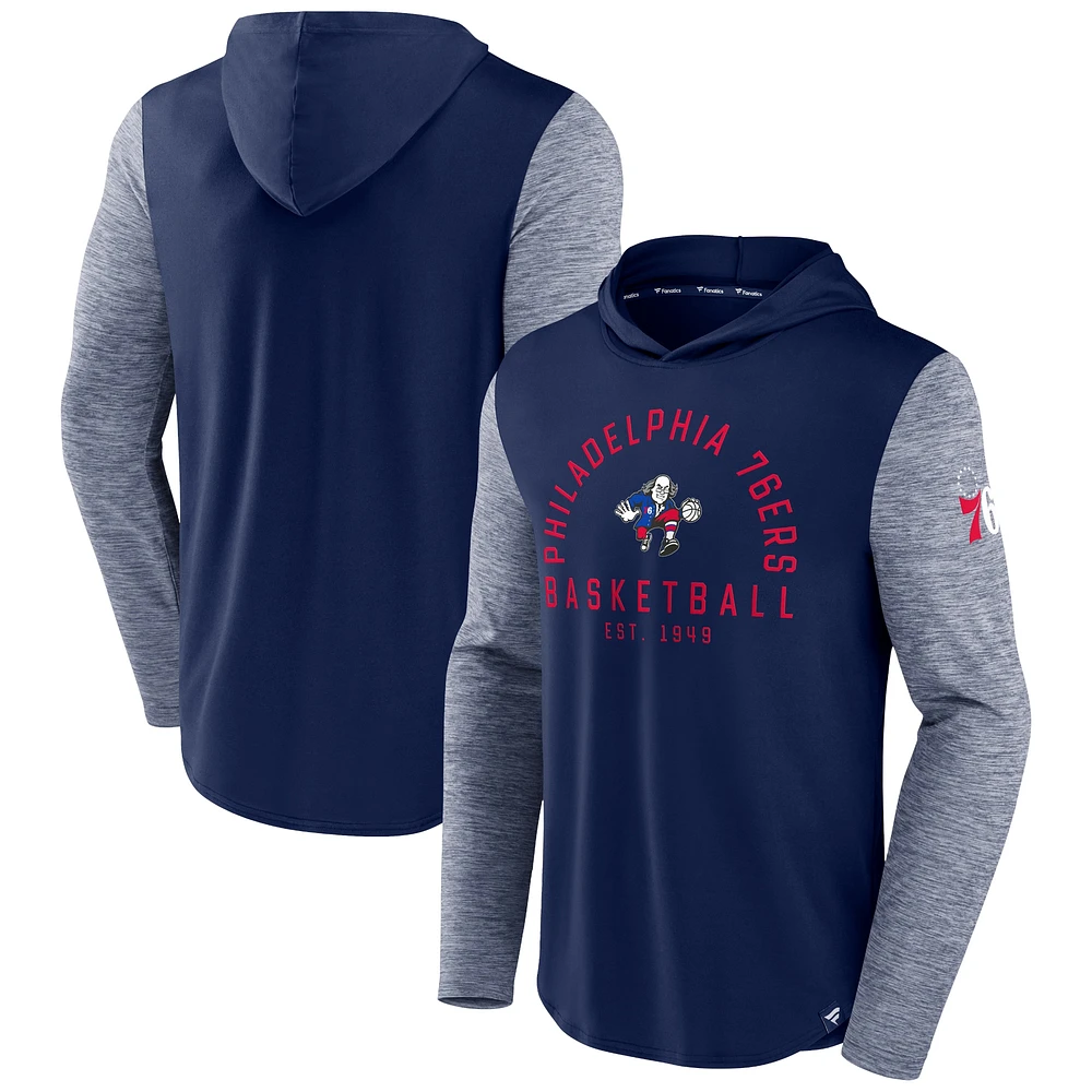 Fanatics Navy/Heathered Navy Philadelphia 76ers Deep Rotation Performance pour hommes - Chandail à capuchon