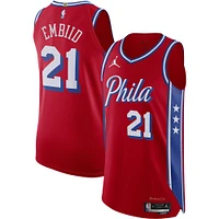 Maillot de joueur authentique des Philadelphia 76ers Jordan Brand Joel Embiid rouge pour homme - Statement Edition