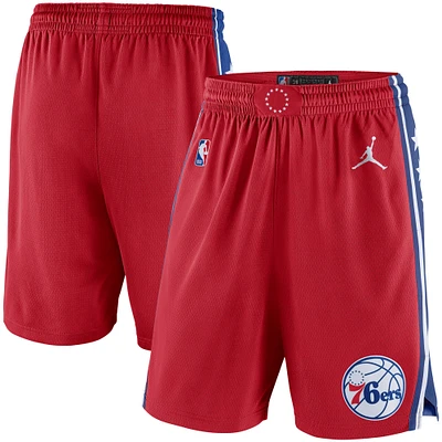 Short rouge Swingman Jordan Brand pour hommes des Philadelphia 76ers Statement Edition