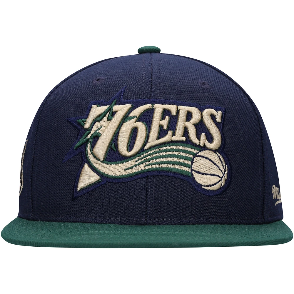 Casquette ajustée Mitchell & Ness pour hommes, bleu marine/vert, Philadelphia 76ers Hardwood Classics Grassland