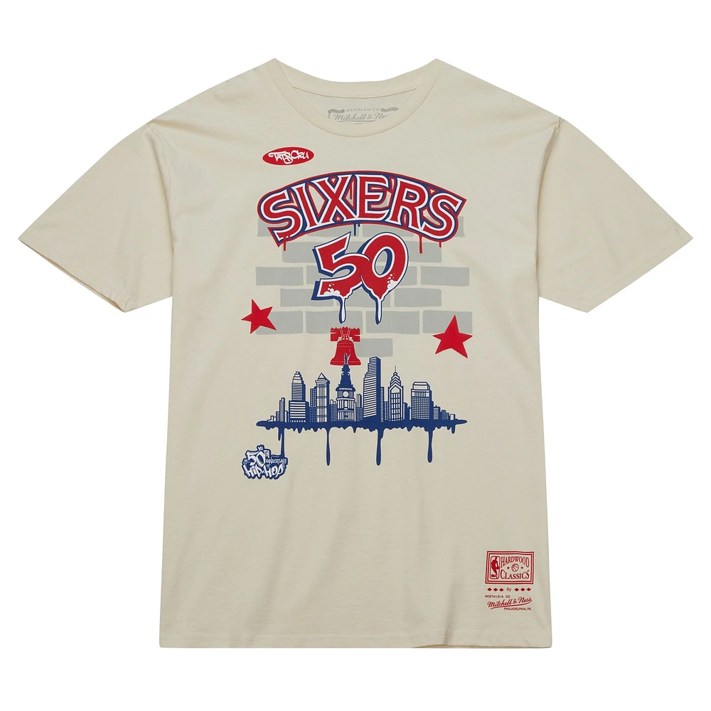 T-shirt Mitchell & Ness x Tats Cru crème Philadelphia 76ers Hardwood Classics City pour hommes