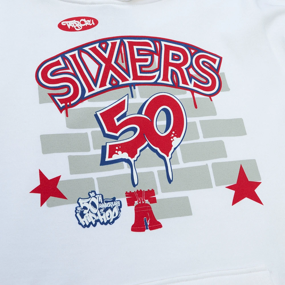 Sweat à capuche blanc Mitchell & Ness x Tats Cru pour hommes des Philadelphia 76ers Hardwood Classics Brick