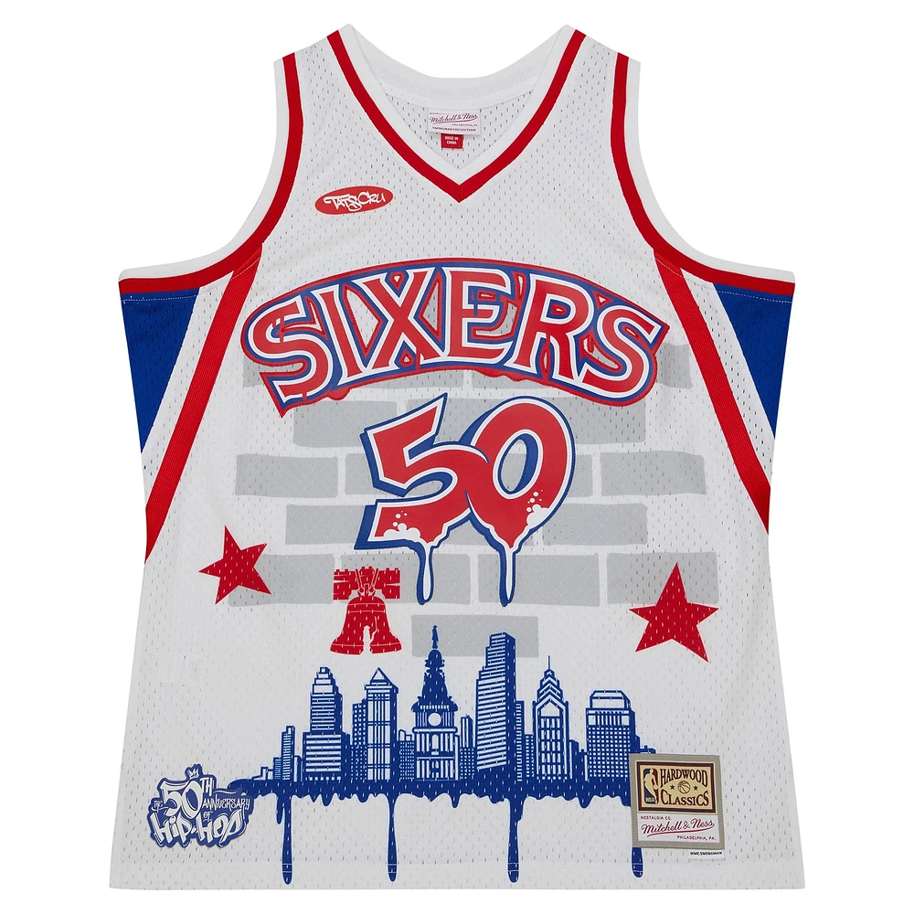 Maillot de mode Mitchell & Ness x Tats Cru blanc Philadelphia 76ers Hardwood Classics pour hommes