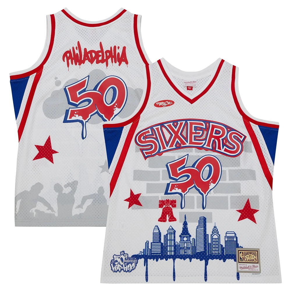 Maillot de mode Mitchell & Ness x Tats Cru blanc Philadelphia 76ers Hardwood Classics pour hommes