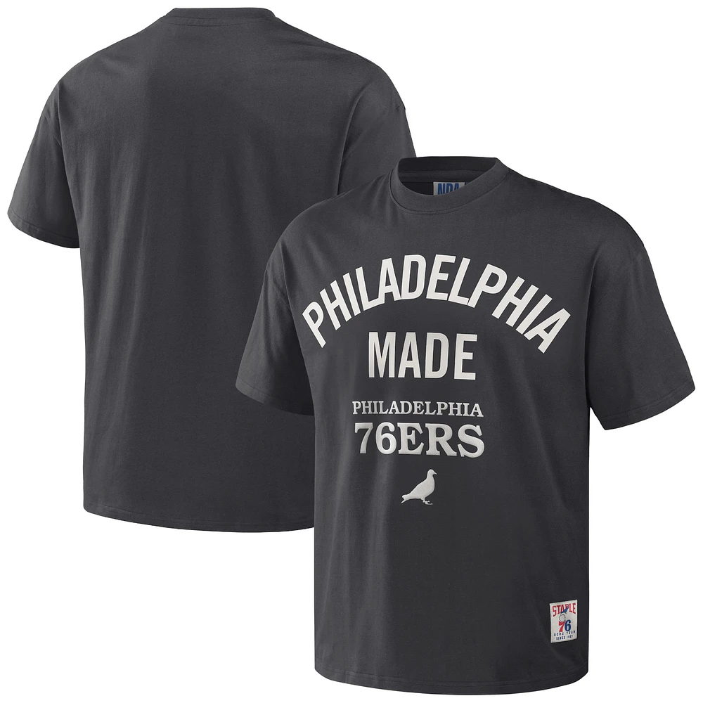 T-shirt oversize épais NBA x Staple anthracite des Philadelphia 76ers pour hommes