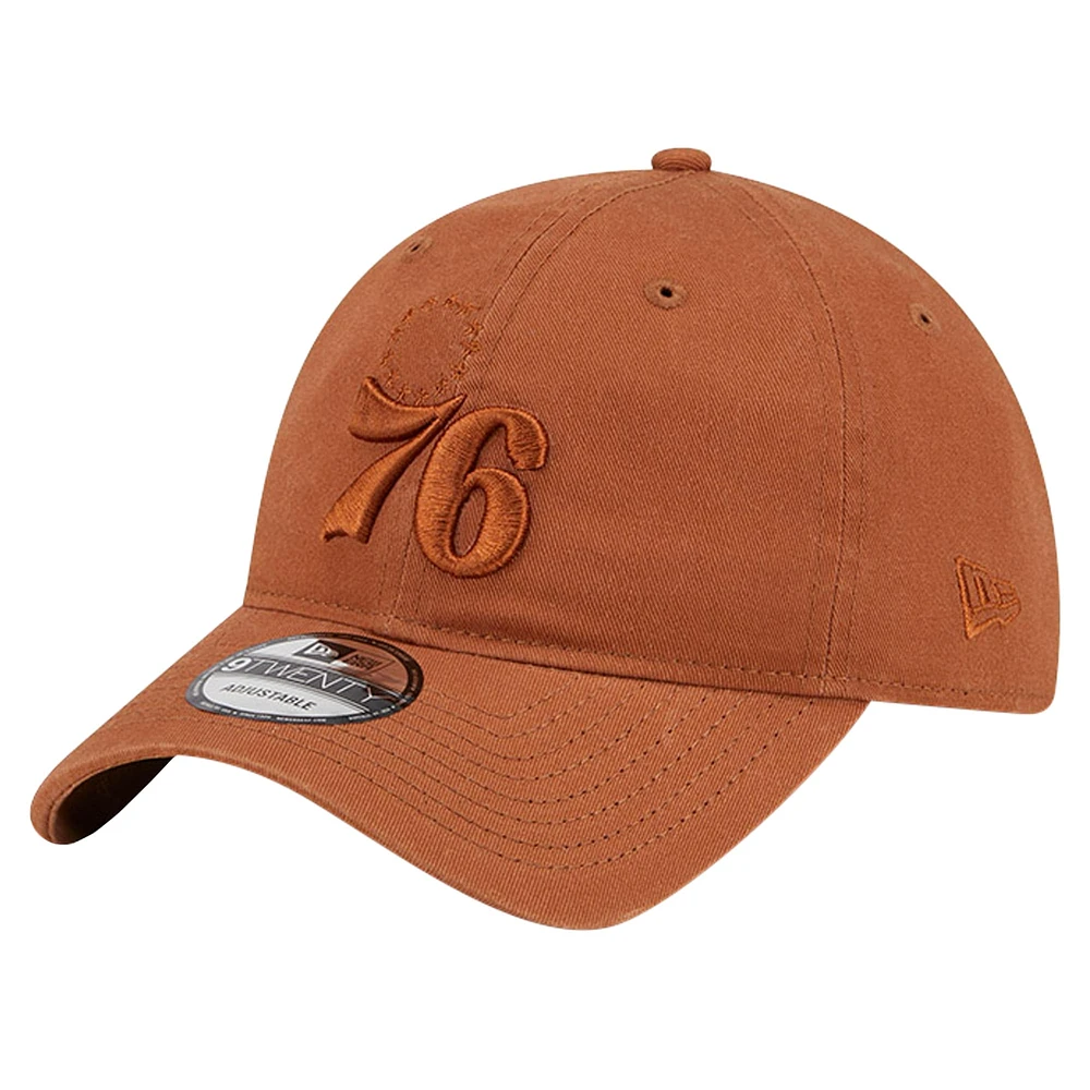 Casquette ajustable 9TWENTY marron New Era pour hommes des Philadelphia 76ers Colorpack tonal