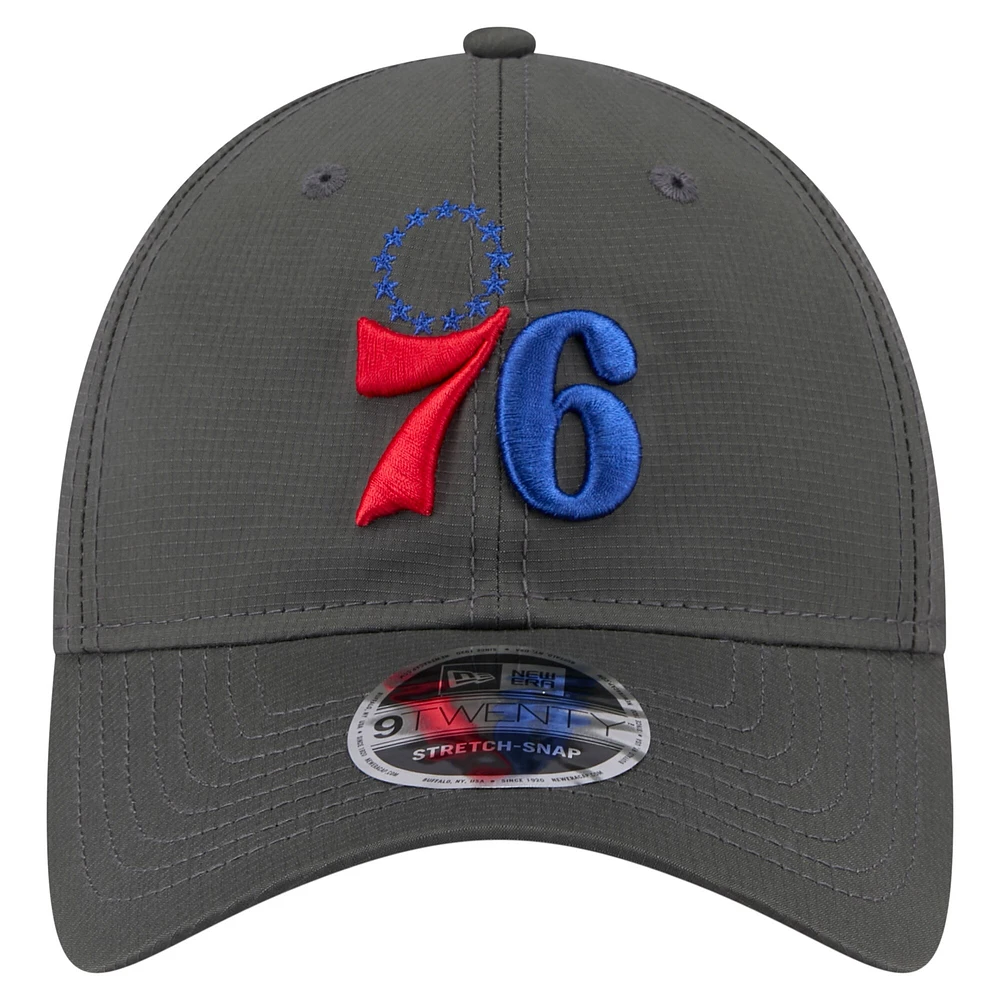 Casquette ajustable New Era 9TWENTY Active Ripstop des Philadelphia 76ers pour homme, couleur charbon