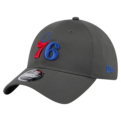 Casquette ajustable New Era 9TWENTY Active Ripstop des Philadelphia 76ers pour homme, couleur charbon