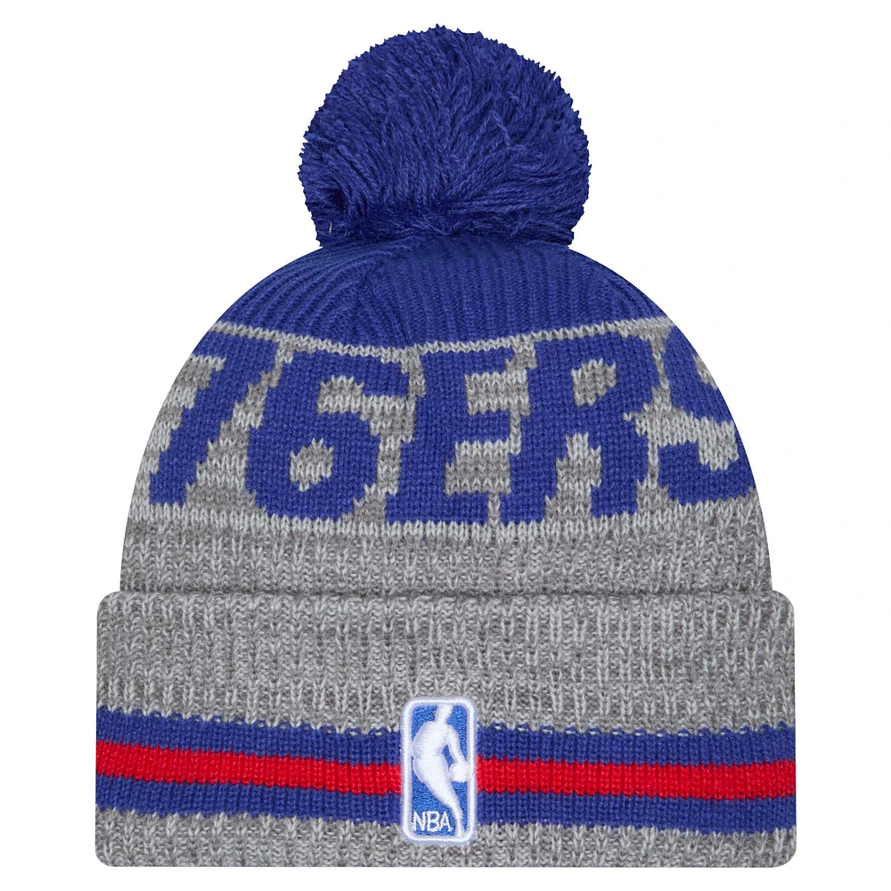 Bonnet en tricot à revers avec pompon Philadelphia 76ers Sport Night Runner pour homme New Era gris