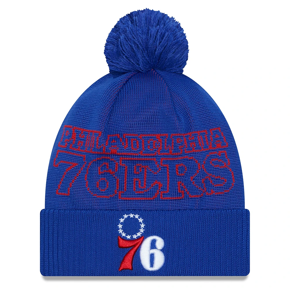 Bonnet en tricot à revers avec pompon Royal Philadelphia 76ers 2023 NBA Draft New Era pour homme