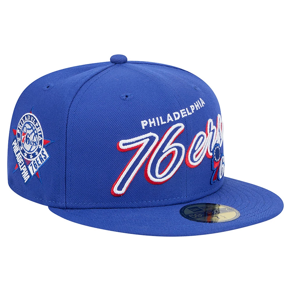 Casquette ajustée 59Fifty Sport Night Script New Era Royal Philadelphia 76ers pour homme