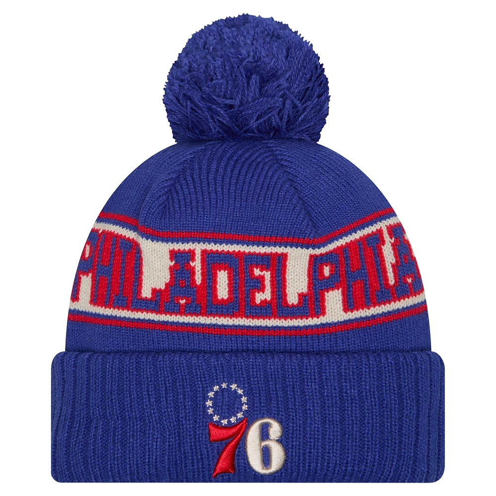 Bonnet en tricot à revers rétro Philadelphia 76ers Royal New Era pour homme avec pompon