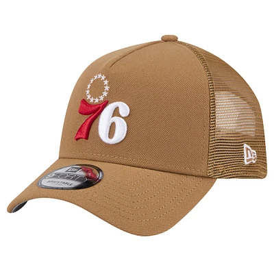 Casquette réglable de camionneur A-Frame 9FORTY des Philadelphia 76ers New Era pour hommes, beige