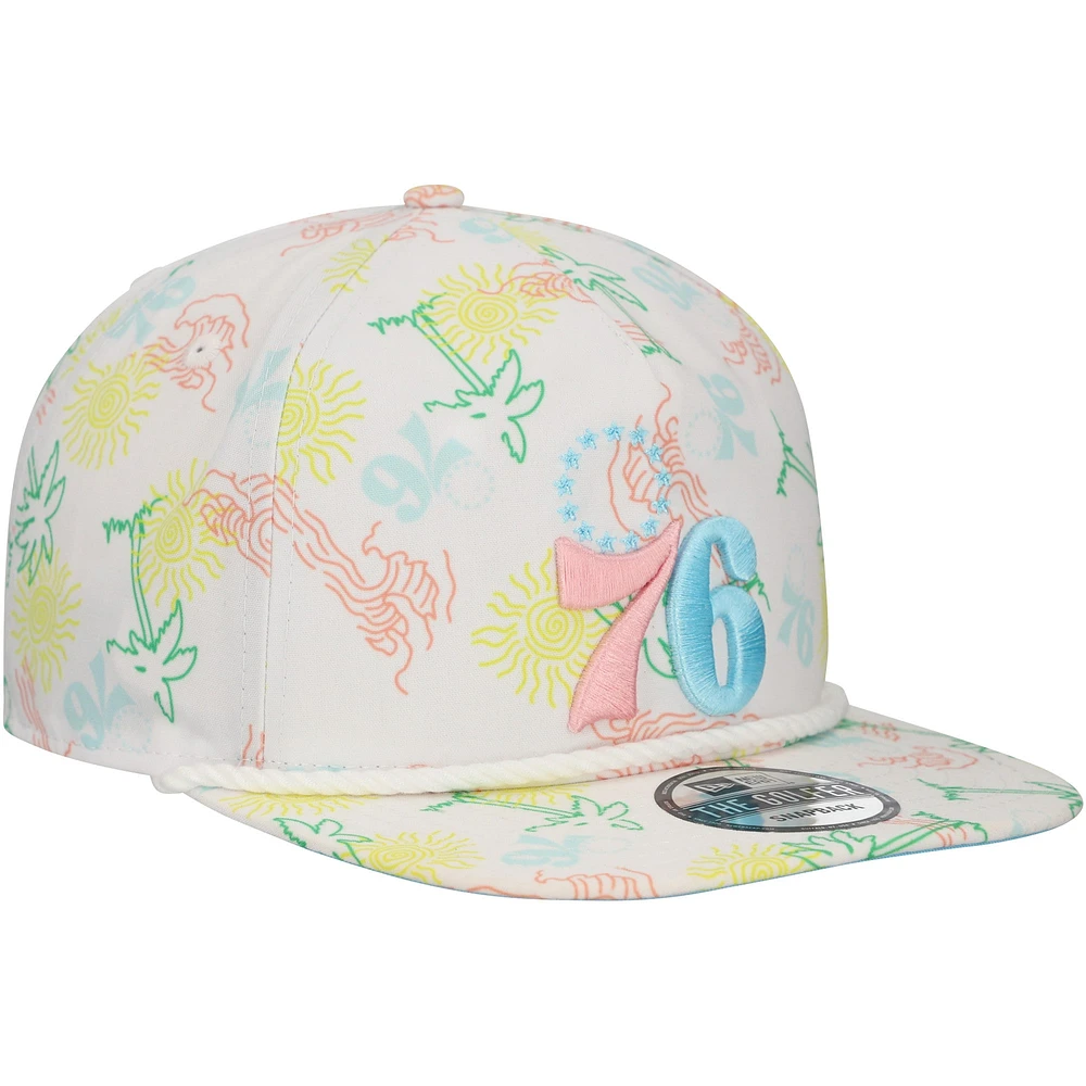 Casquette réglable de golfeur New Era pour hommes des Philadelphia 76ers Palm Trees and Waves blanche