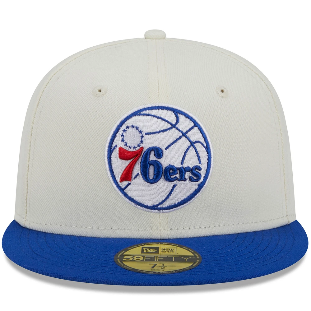 Casquette ajustée 59FIFTY bicolore avec logo NBA x Staple Pigeon New Era crème/Royal Philadelphia 76ers pour hommes