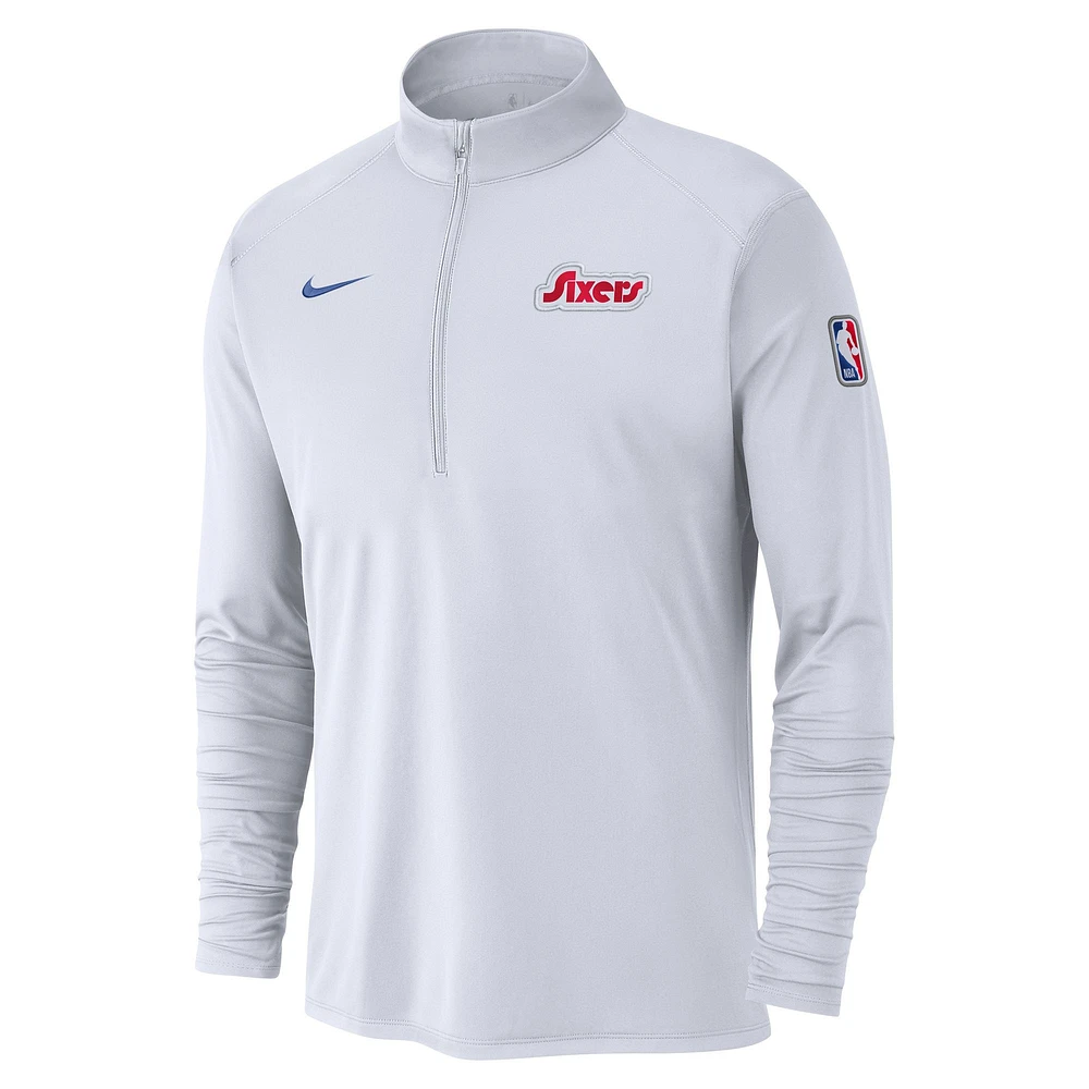 Haut Nike blanc à demi-zip pour homme Philadelphia 76ers 2024/25 City Edition Authentic Coaches Performance