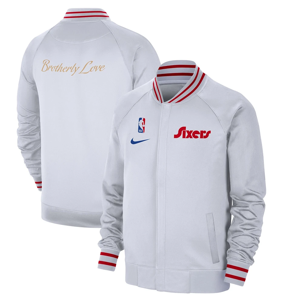 Veste Nike blanche Philadelphia 76ers 2024/25 City Edition Authentic Showtime Performance entièrement zippée pour homme