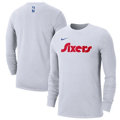 T-shirt à manches longues Nike blanc Philadelphia 76ers 2024/25 City Edition Essential Logo pour homme