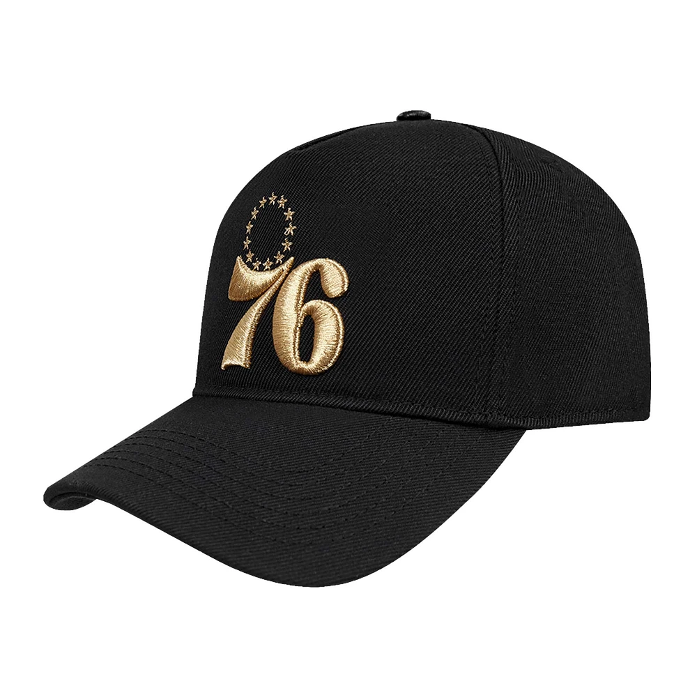 Casquette ajustable à pincement sur le devant avec logo métallique Philadelphia 76ers Pro Standard pour homme