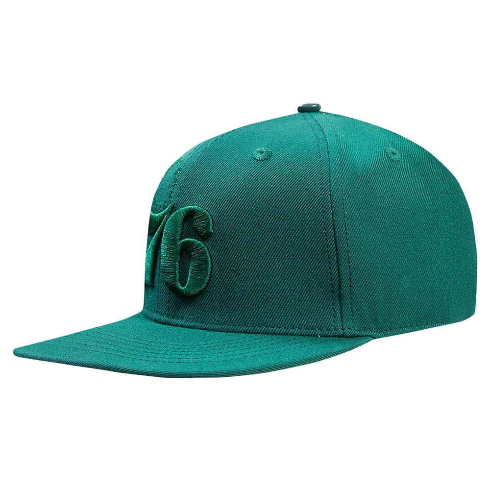 Casquette Snapback avec logo ton sur ton Pro Standard Forest Green Philadelphia 76ers pour hommes