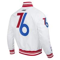 Veste à boutons-pression en satin chenille pour homme Pro Standard Philadelphia 76ers 2024/25 City Edition blanche